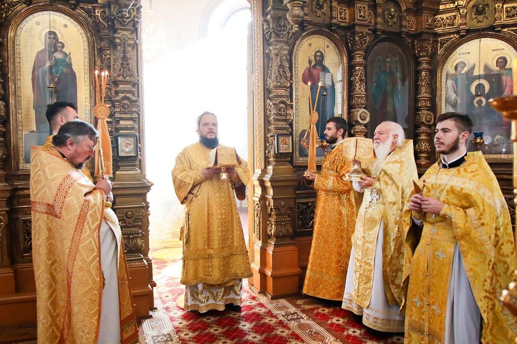 Божественная литургия в день памяти священномученика Феодора Богоявленского