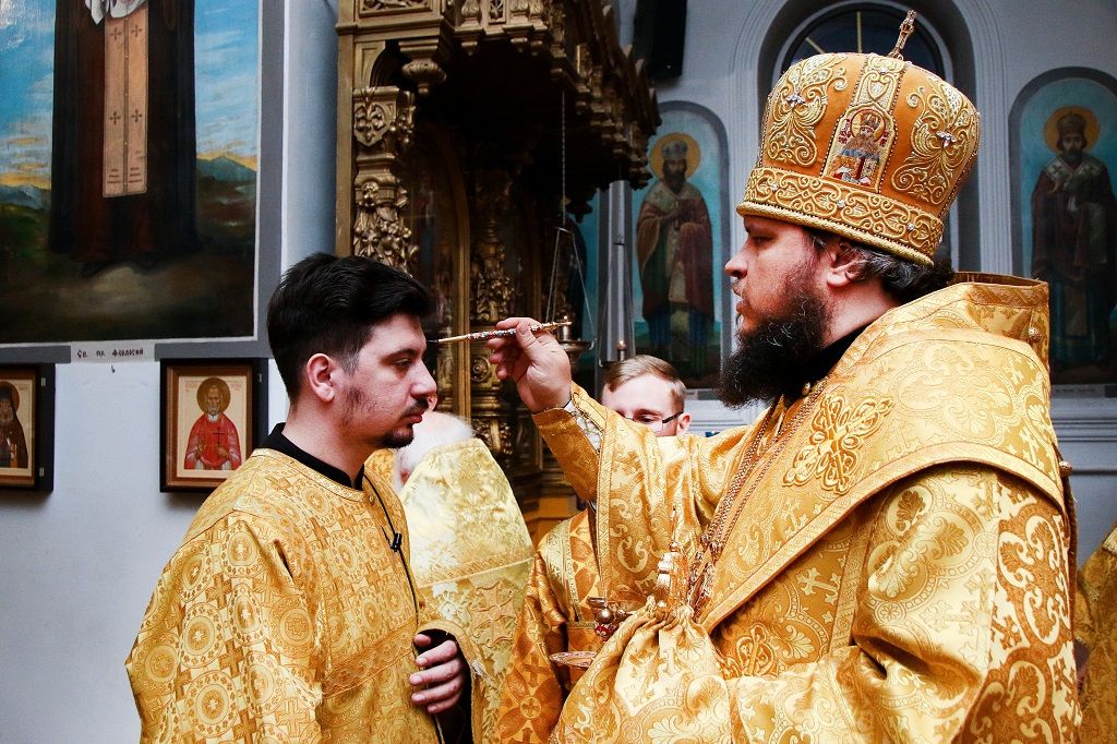 Всенощное бдение в канун дня памяти священномученика Феодора Богоявленского, пресвитера Среднекарачанского