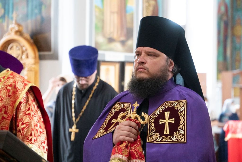 Епископ Сергий совершил Божественную литургию в Знаменском кафедральном соборе