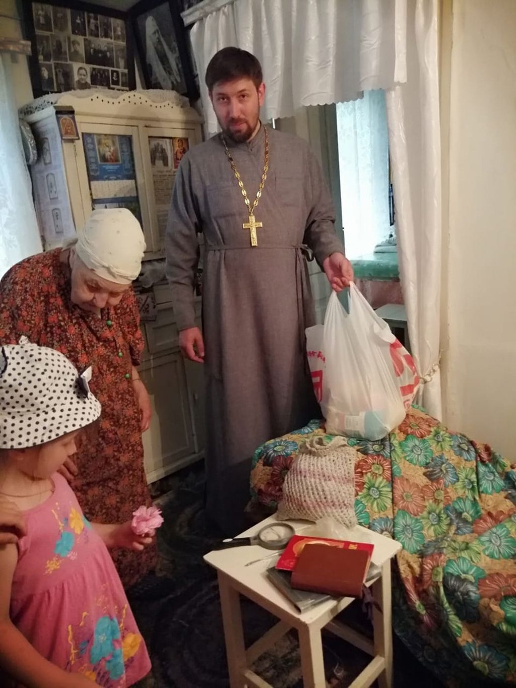 СВЯЩЕННИКИ БОРИСОГЛЕБСКА ПОСЕТИЛИ ОДИНОКИХ ПОЖИЛЫХ ЛЮДЕЙ И ВДОВ СВЯЩЕННОСЛУЖИТЕЛЕЙ.
