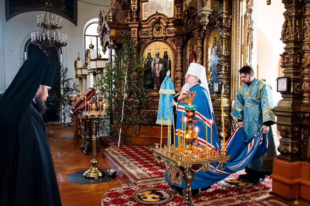 Митрополит Воронежский и Лискинский Сергий совершил Божественную литургию в Знаменском кафедральном соборе