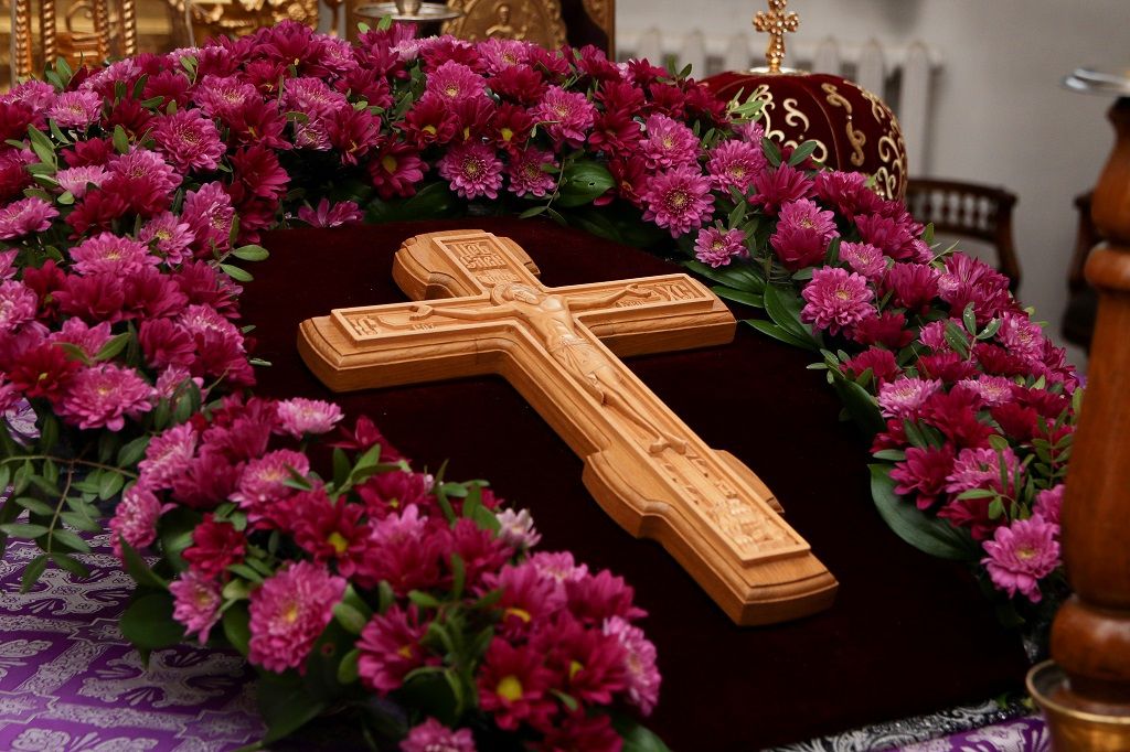 Вечернее богослужение в предпразднство Происхождения Честных Древ Животворящего Креста Господня