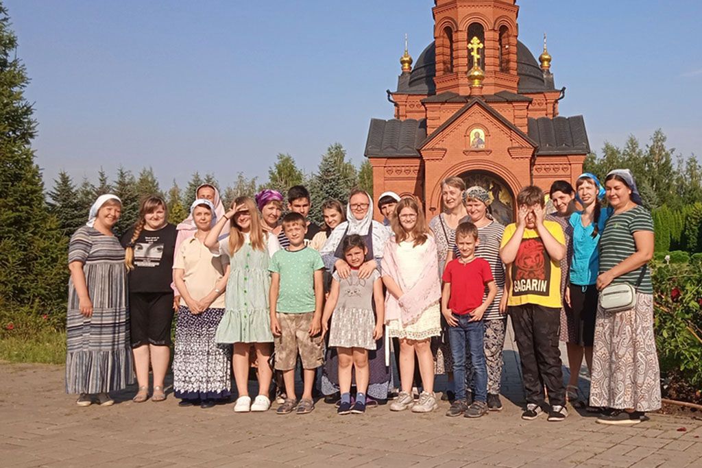 Воспитанники воскресной школы Знаменского кафедрального собора и их родители посетили Архиерейское подворье при храме Преображения Господня пос. Новонадеждинский, Аннинского района.