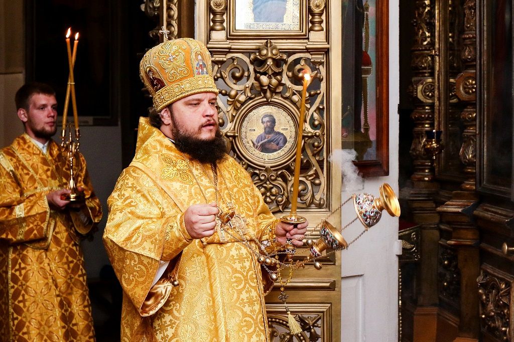 Совершение Всенощного бдения в Знаменском кафедральном соборе