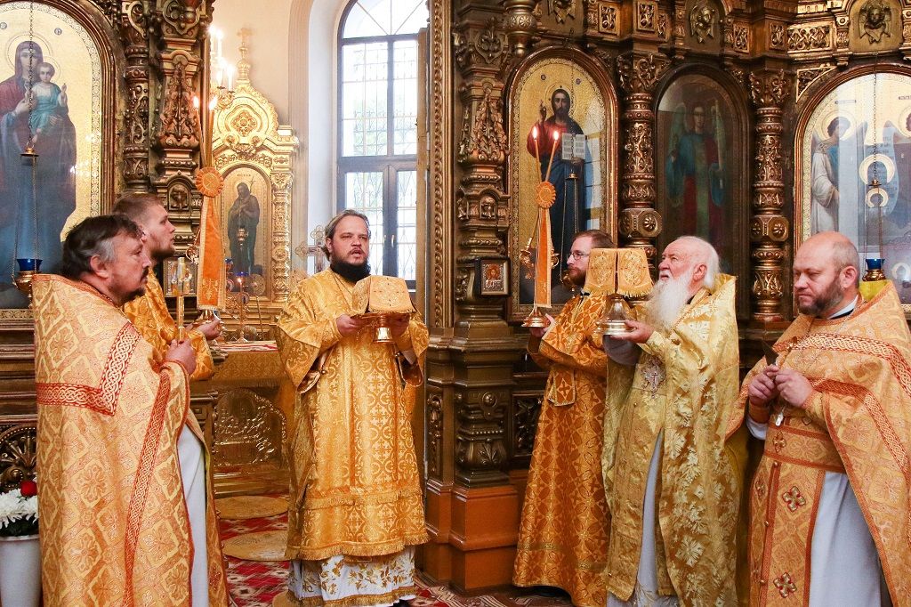 Епископ Сергий возглавил служение Божественной литургии в Знаменском соборе