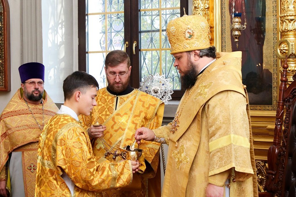 Божественная литургия в Знаменском кафедральном соборе