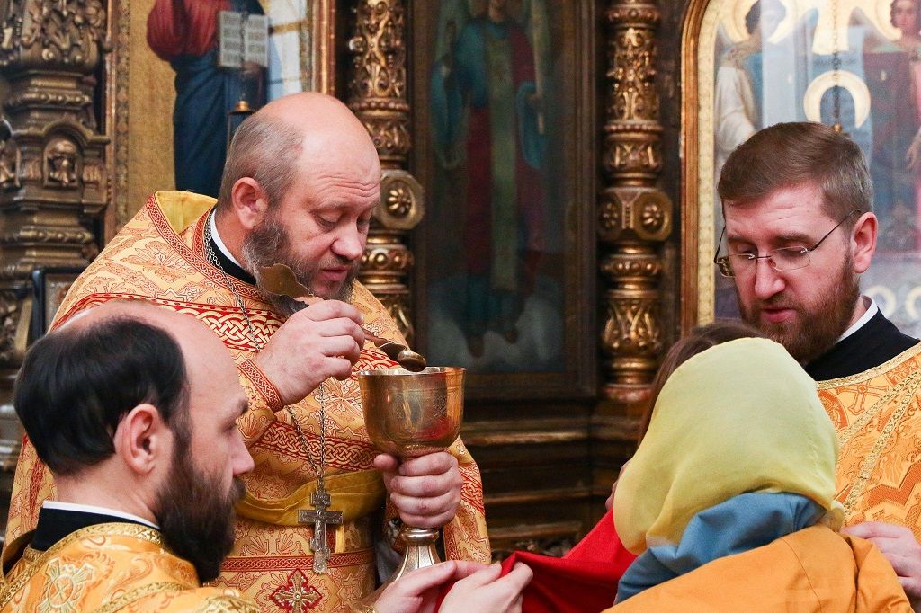 Божественная литургия в Знаменском кафедральном соборе