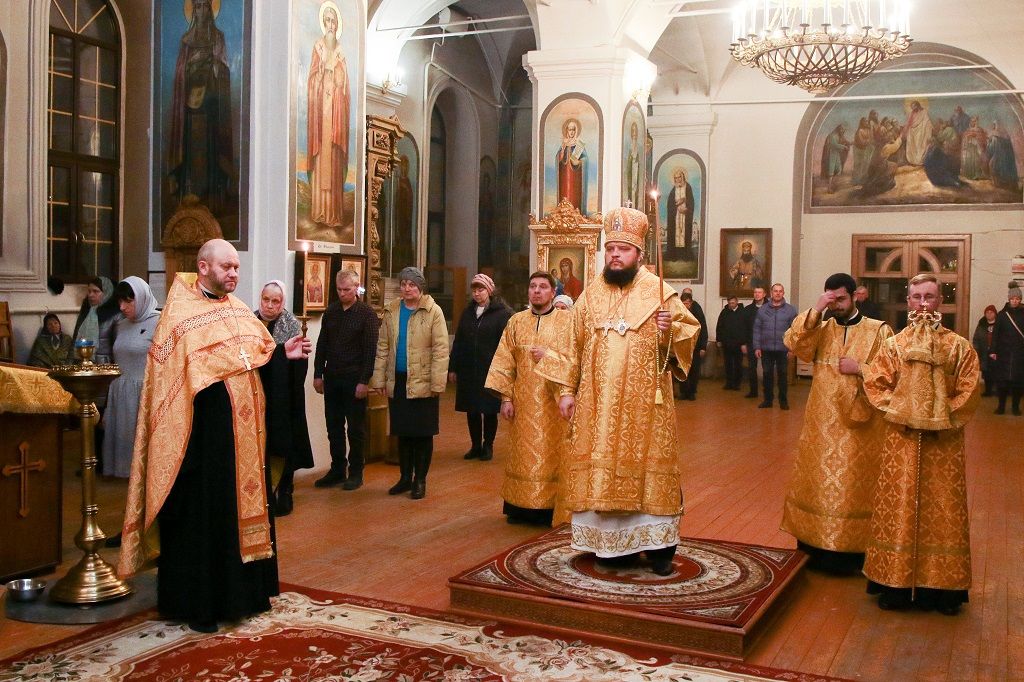 Архипастырь совершил Всенощное бдение в Знаменском кафедральном соборе