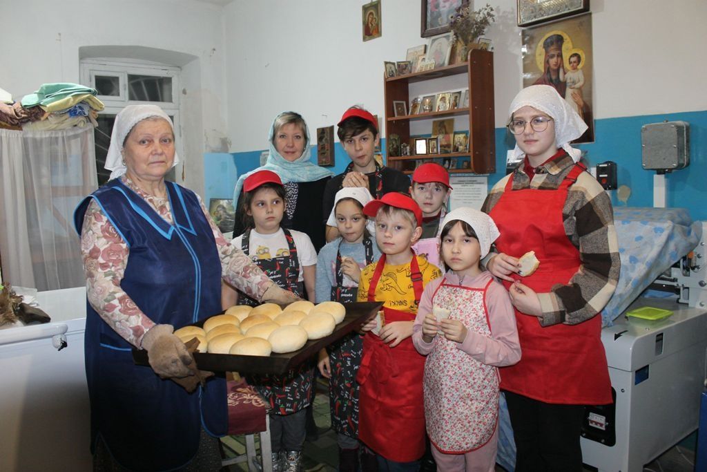 Воспитанники воскресной школы Знаменского кафедрального собора учились выпекать хлебцы