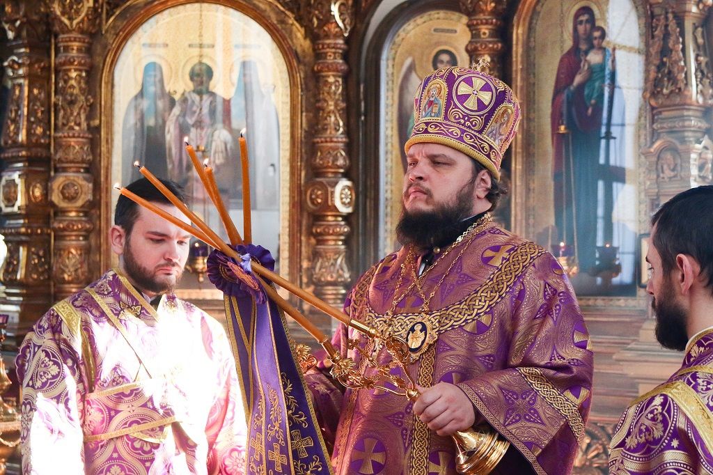 Епископ Сергий возглавил служение Божественной литургии в Знаменском кафедральном соборе
