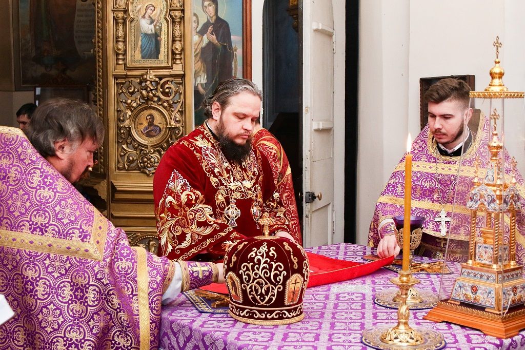 Служение Литургии святителя Василия Великого в Знаменском кафедральном соборе