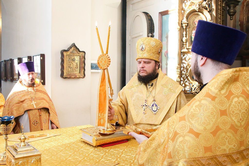 Богослужение в Знаменском кафедральном соборе