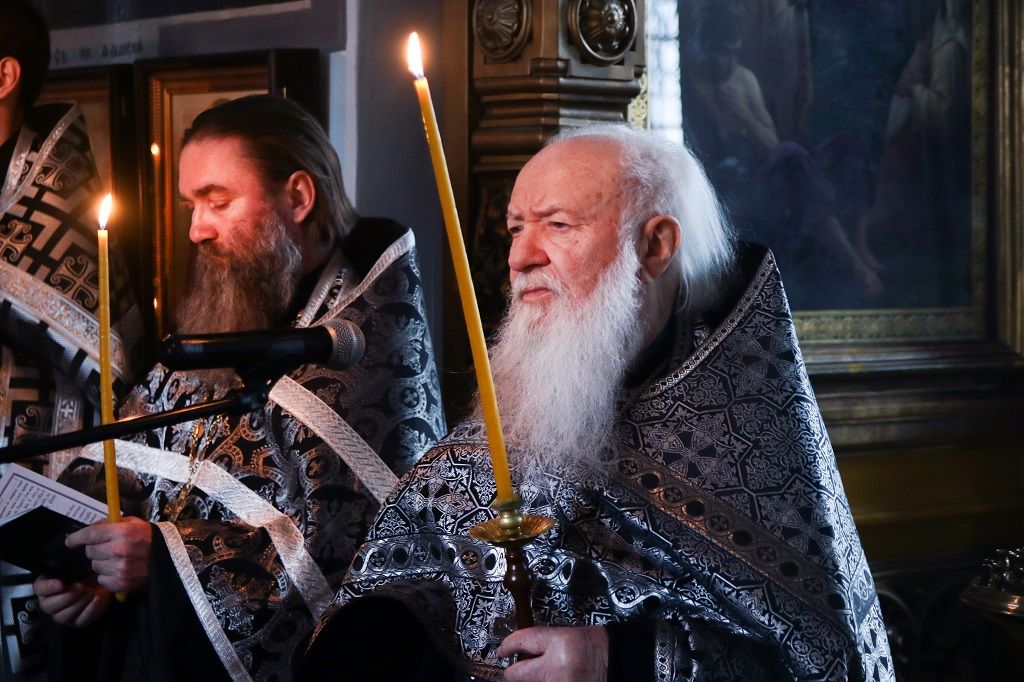 Епископ Сергий возглавил чин пассии в Знаменском кафедральном соборе