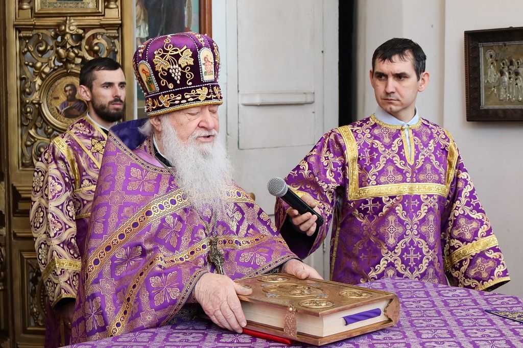 Владыка Сергий возглавил литургию святителя Василия Великого в Знаменском кафедральном соборе