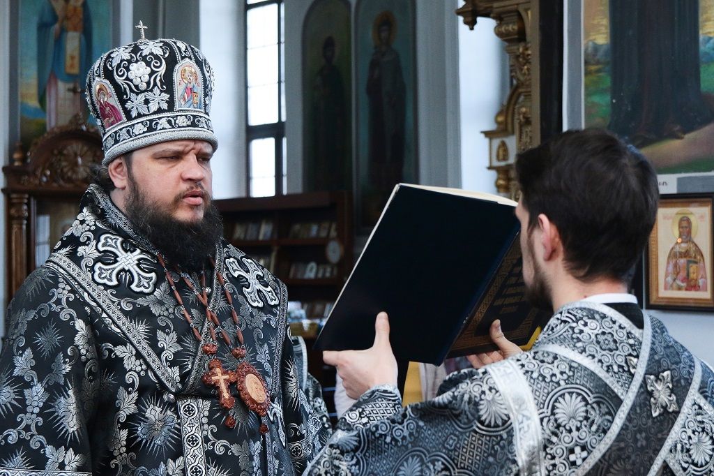 Литургия Преждеосвященных Даров в Знаменском кафедральном соборе