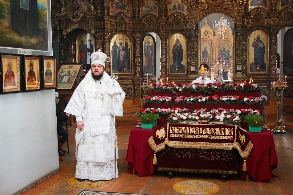 Архипастырь совершил вечерню с чтением 15 паримий и Божественную литургию святителя Василия Великого