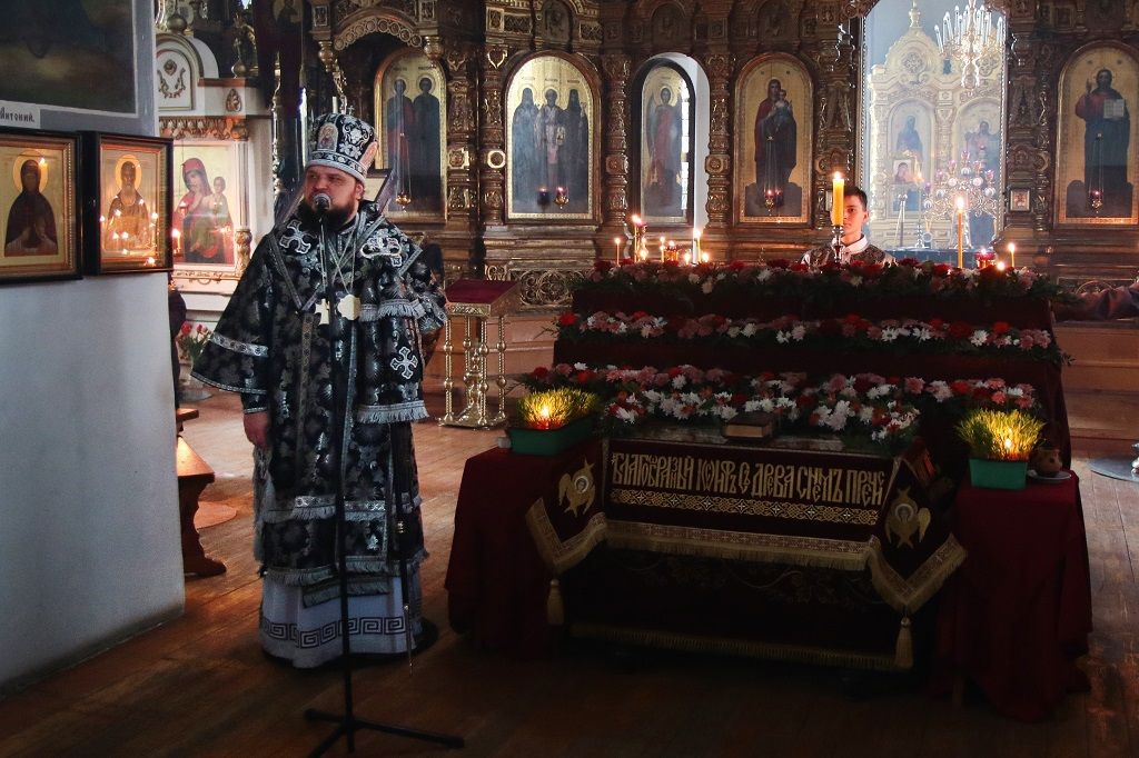 Епископ Сергий совершил вечерню с выносом Плащаницы Спасителя