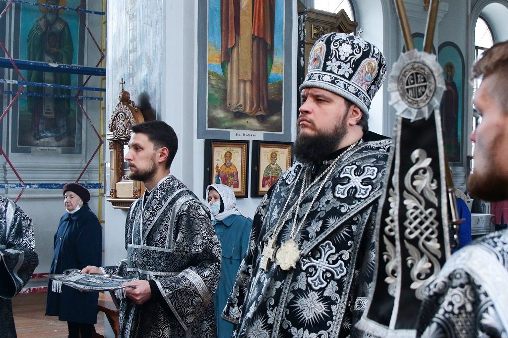 В Великую Среду епископ Сергий совершил Литургию Преждеосвященных Даров