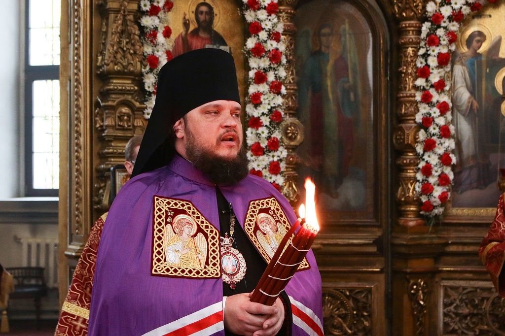 Епископ Сергий совершил Пасхальную Великую вечерню