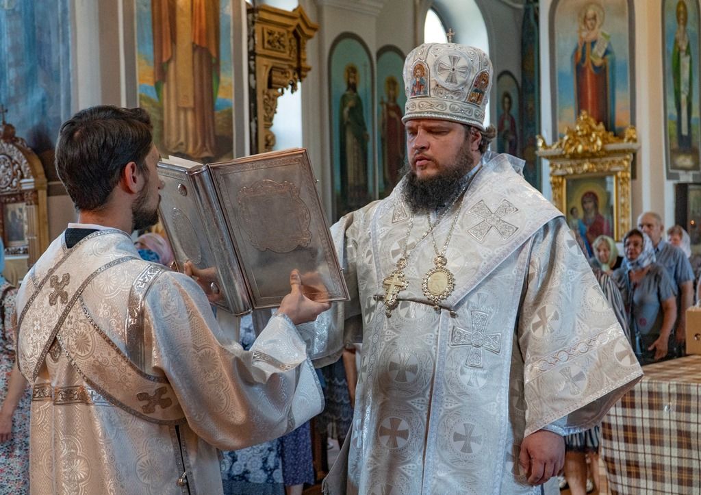 Божественная литургия в Троицкую родительскую субботу