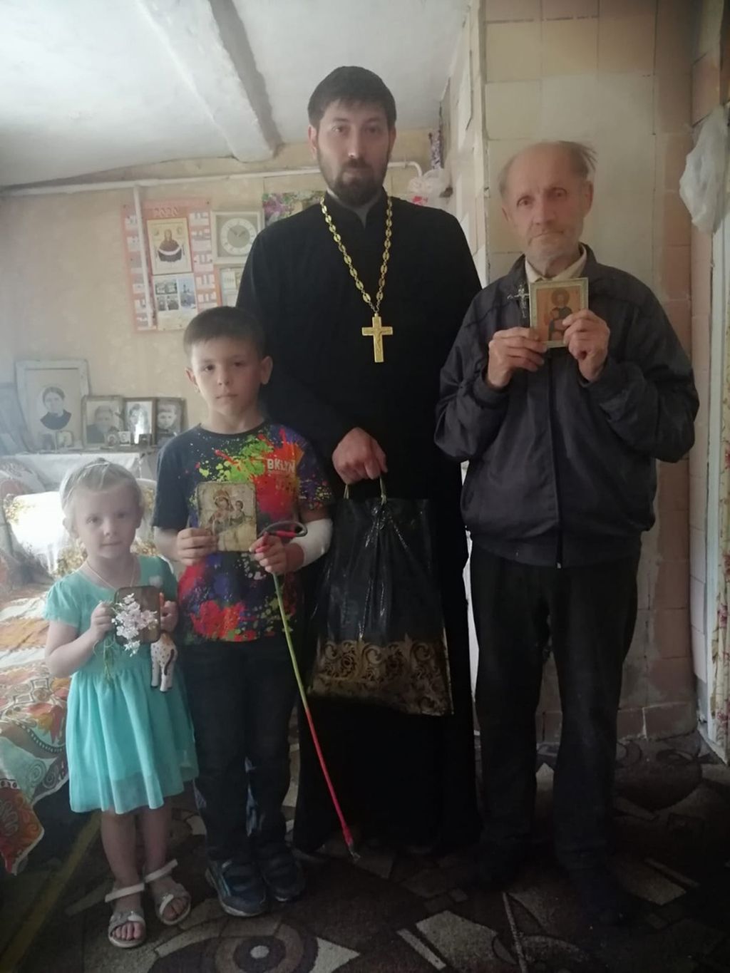 ПОЗДРАВЛЕНИЕ ПОЖИЛЫХ ЛЮДЕЙ В ПРАЗДНИЧНЫЕ ДНИ.