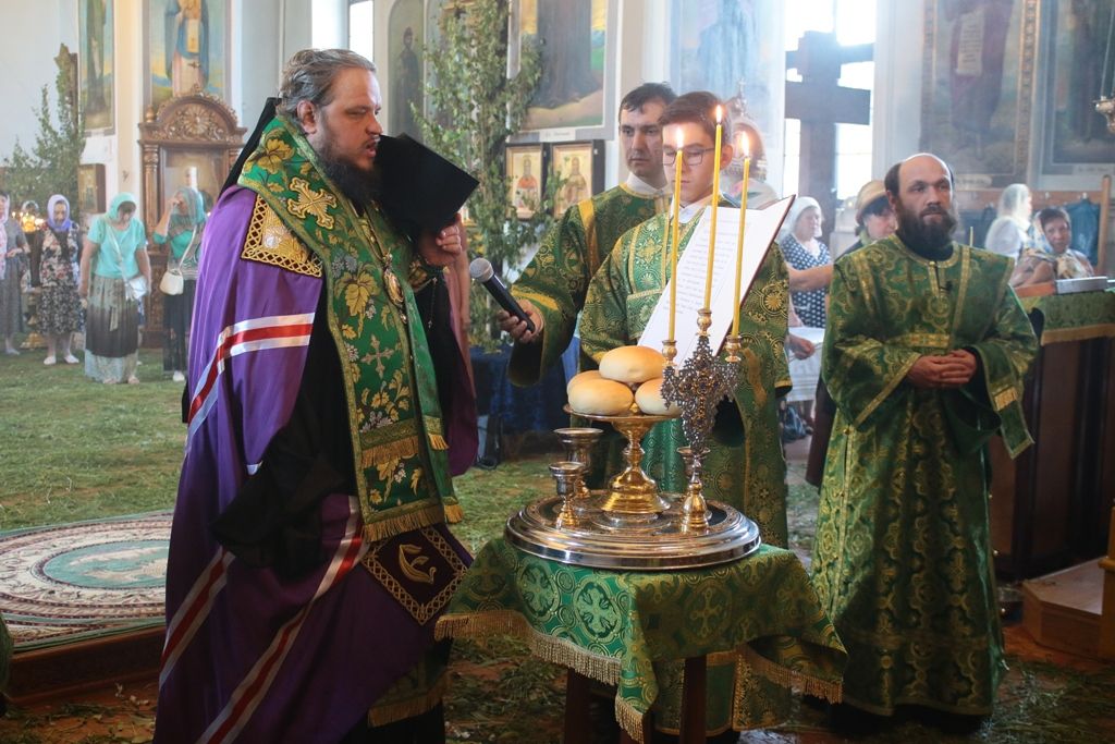 В канун праздника Святой Троицы владыка Сергий совершил Всенощное бдение в кафедральном соборе