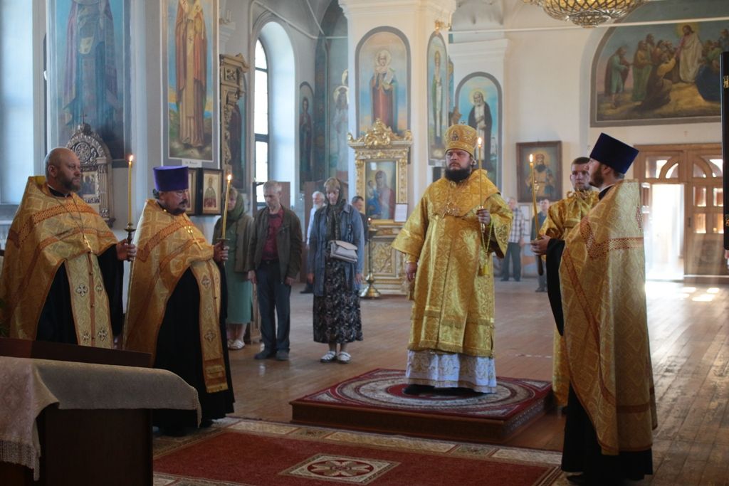 Владыка Сергий совершил Всенощное бдение в Знаменском кафедральном соборе