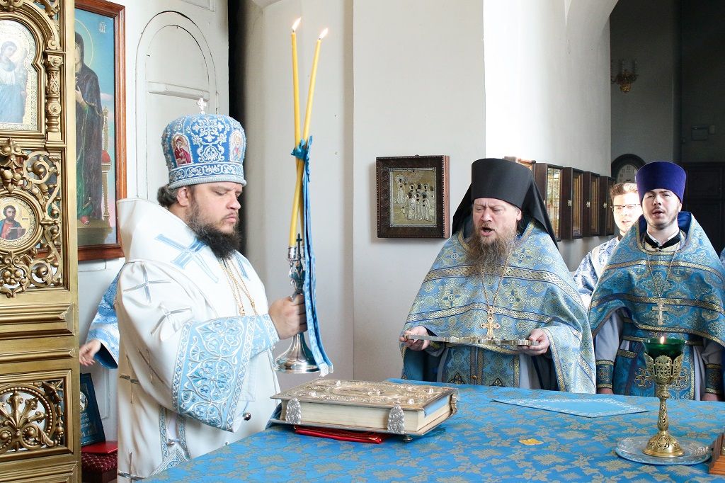 Епископ Сергий возглавил служение Божественной литургии в Знаменском соборе