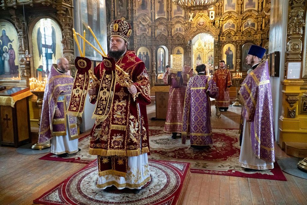 Божественная литургия в день празднования Происхождения Честных Древ Животворящего Креста Господня