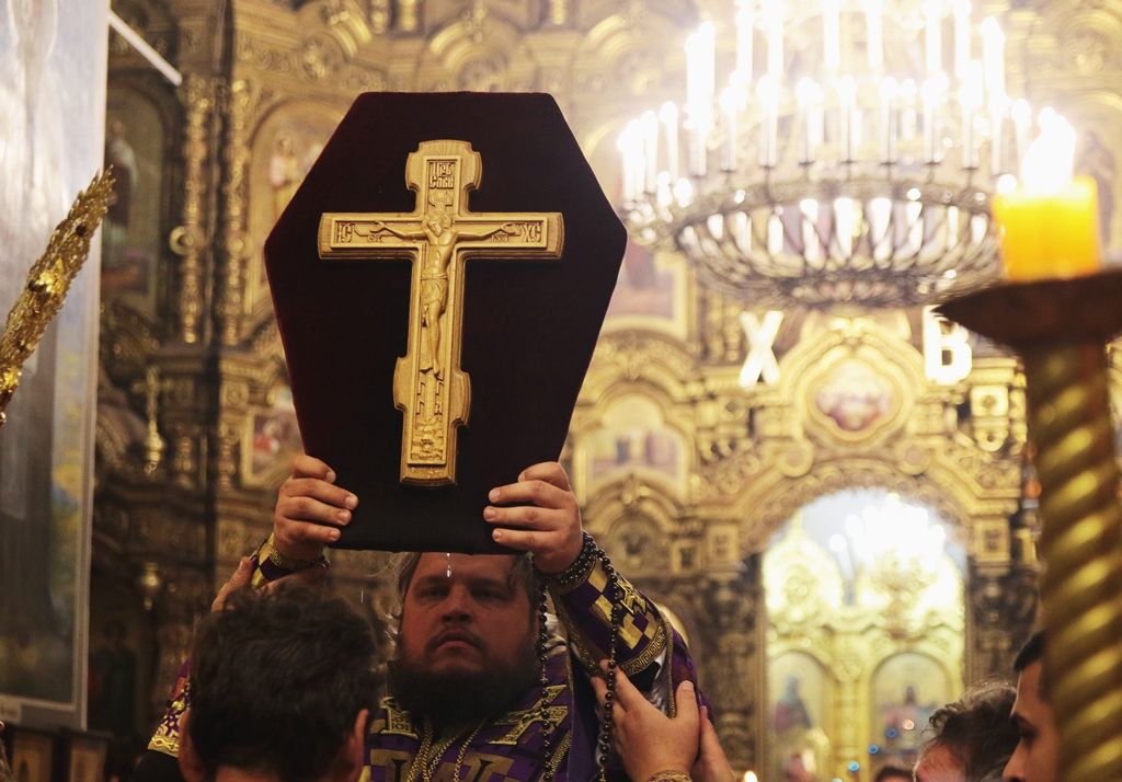 Епископ Сергий совершил Всенощное бдение с чином Воздвижения Креста в Знаменском соборе