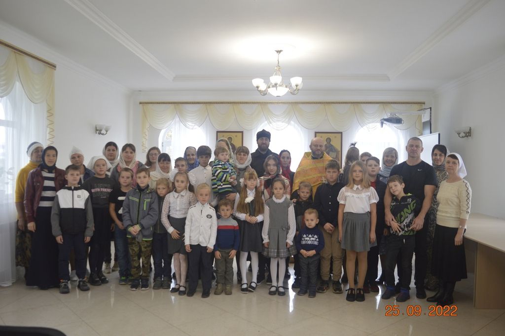 ВОСКРЕСНАЯ ШКОЛА ЗНАМЕНСКОГО КАФЕДРАЛЬНОГО СОБОРА НАЧАЛА УЧЕБНЫЙ ГОД С МОЛЕБНА И КОНЦЕРТА