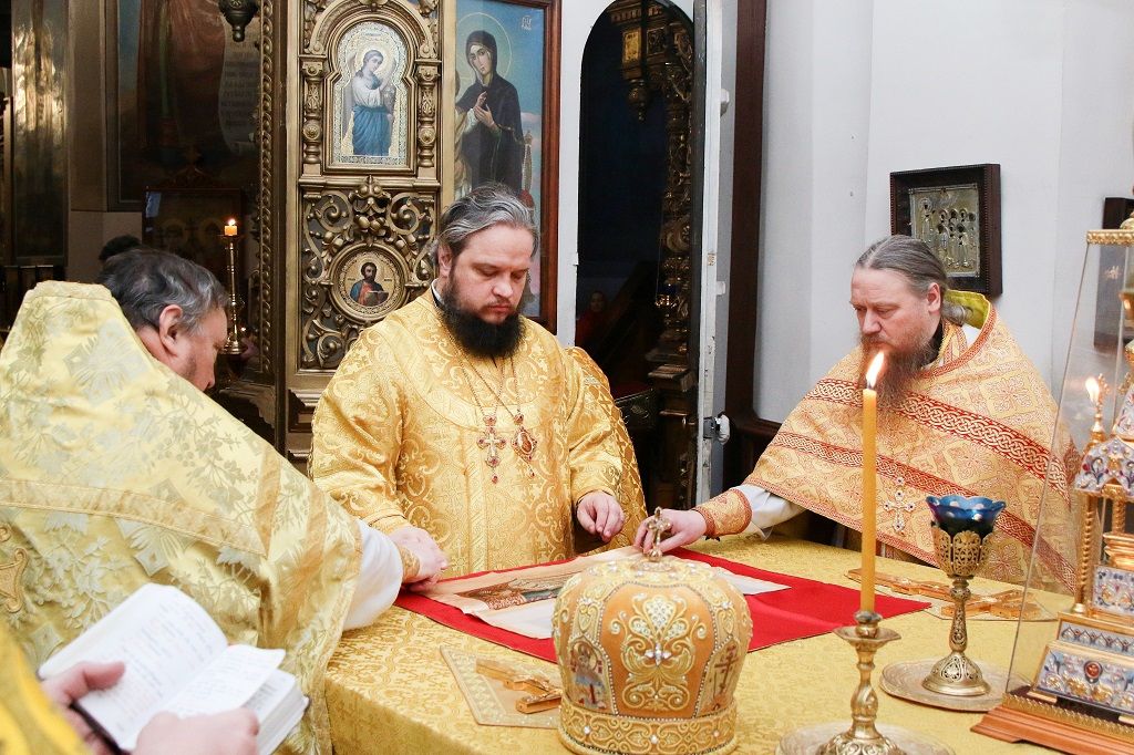 Божественная литургия в Знаменском кафедральном соборе