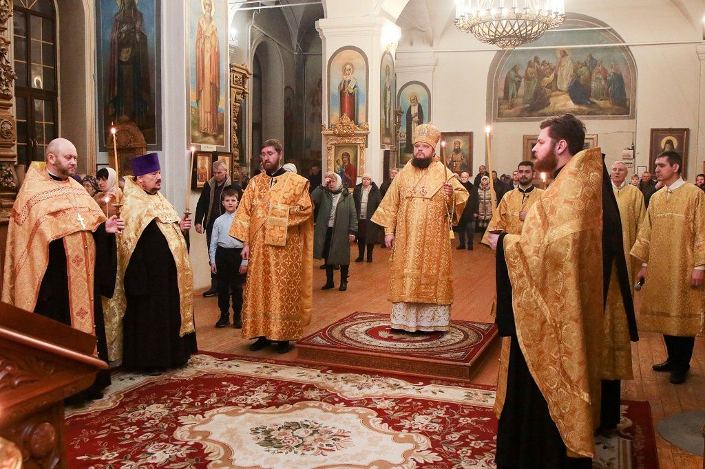 Владыка Сергий совершил Всенощное бдение в Знаменском кафедральном соборе