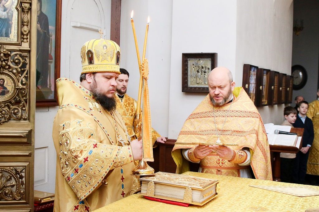 Епископ Сергий возглавил служение Божественной литургии в Знаменском соборе