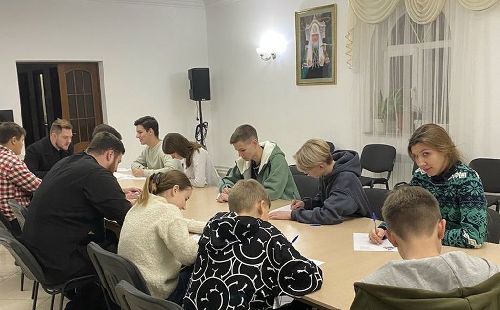 Активисты православной молодежи написали письма воинам