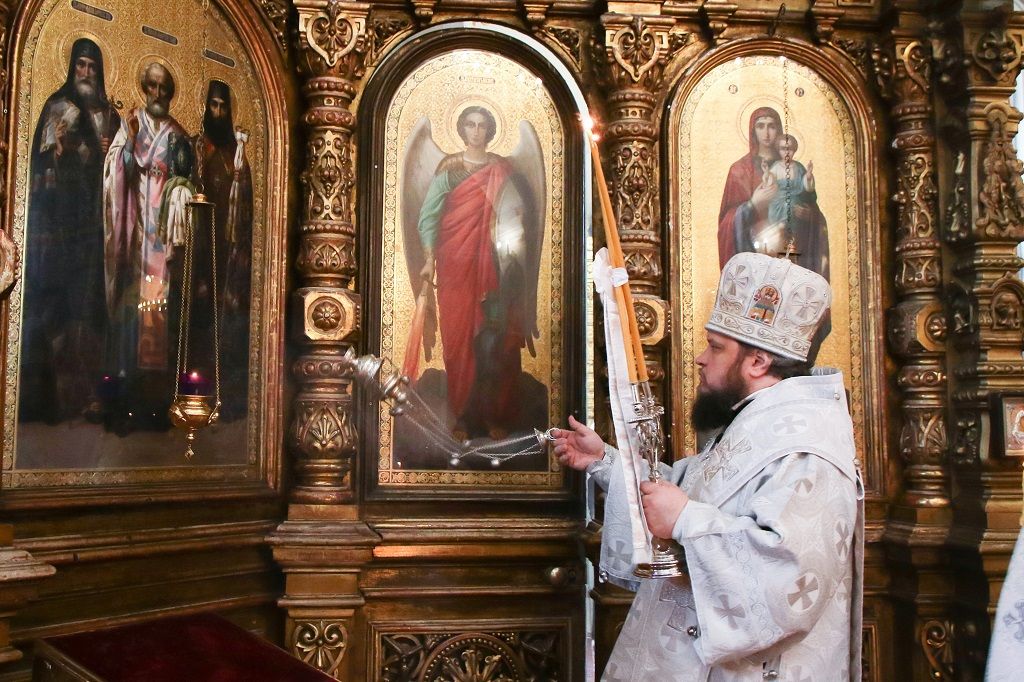 Божественная литургия и панихида в Знаменском кафедральном соборе