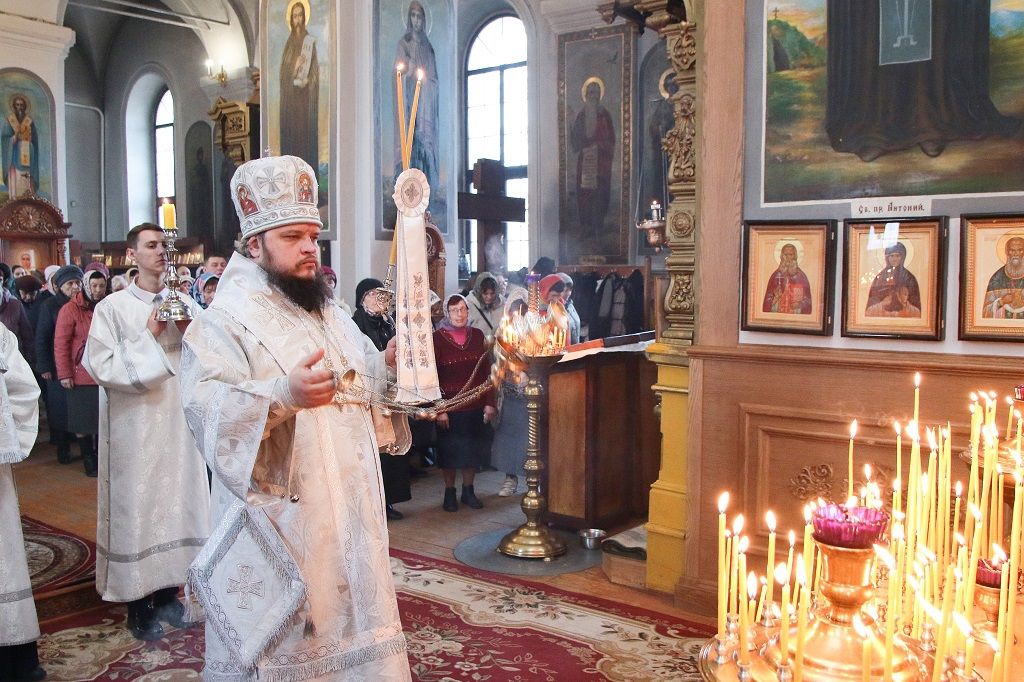 Божественная литургия и панихида в Знаменском кафедральном соборе