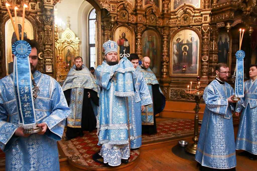 Епископ Сергий совершил утреню с чтением акафиста Пресвятой Богородице