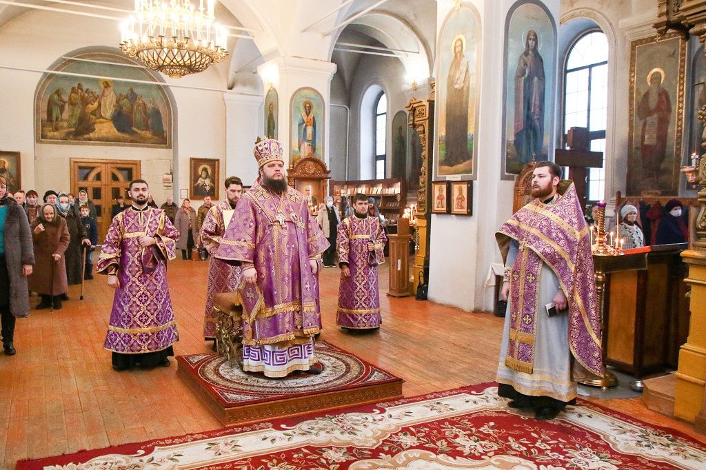 Епископ Сергий возглавил служение Божественной литургии в Знаменском кафедральном соборе