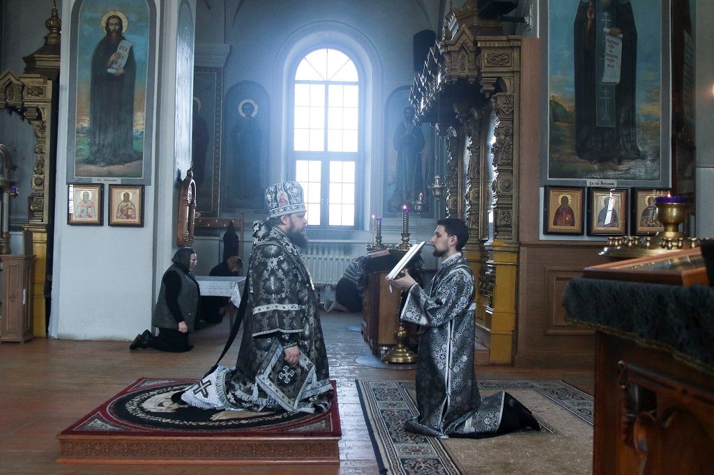 В Великий Понедельник епископ Сергий совершил Литургию Преждеосвященных Даров