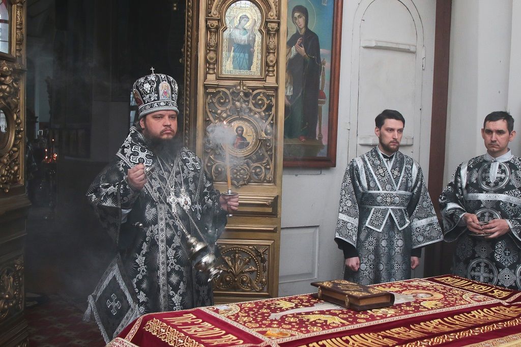 Епископ Сергий совершил вечерню с выносом Плащаницы Спасителя