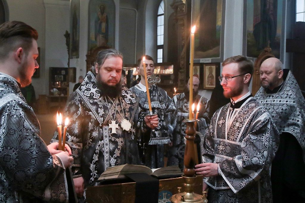 В Великую Пятницу епископ Сергий совершил чтение Царских Часов
