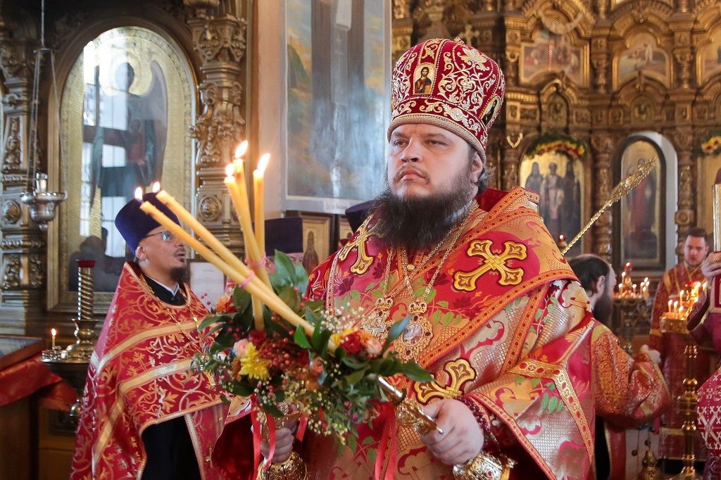 Епископ Сергий совершил Пасхальную Великую вечерню