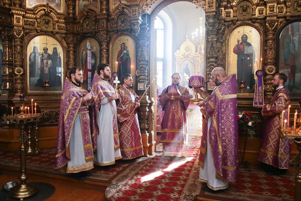 Владыка Сергий возглавил литургию святителя Василия Великого в Знаменском кафедральном соборе