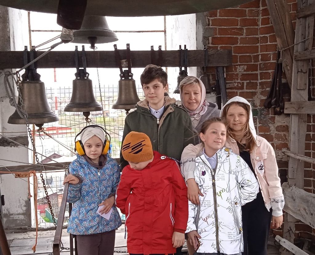 На колокольне, на светлой седмице.