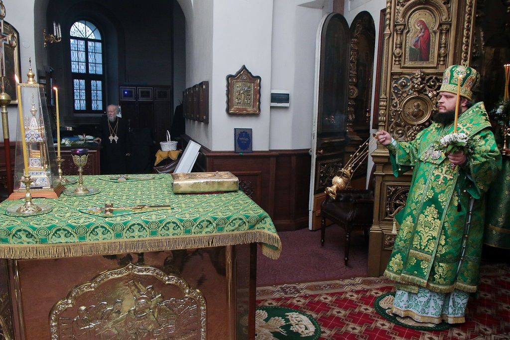 В канун праздника входа Господня в Иерусалим епископ Сергий совершил Всенощное бдение