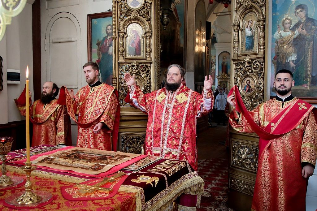 Епископ Сергий совершил Божественную литургию в Знаменском кафедральном соборе