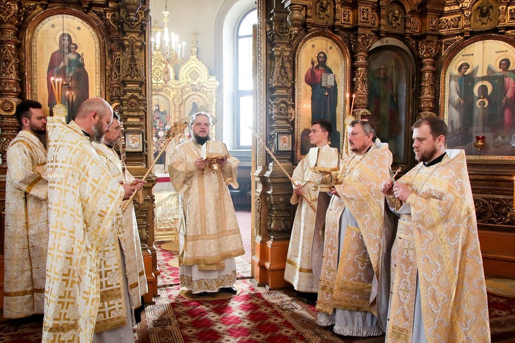 Божественная литургия в Знаменском кафедральном соборе