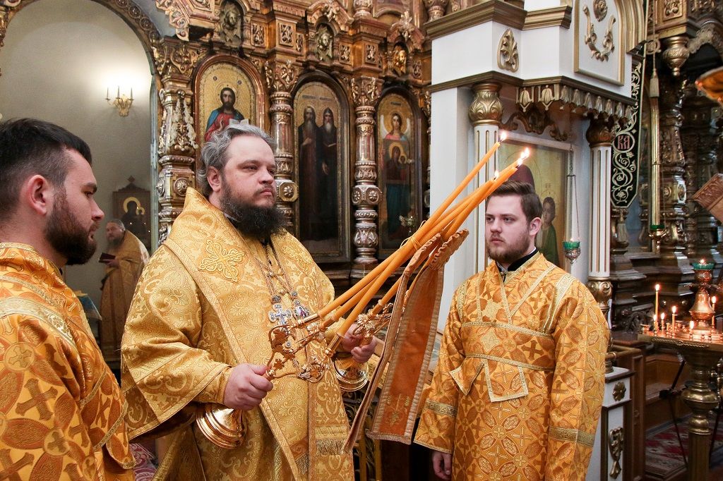 Архипастырь совершил Божественную литургию в Знаменском кафедральном соборе