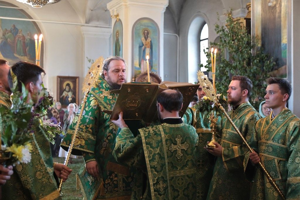 Епископ Борисоглебский и Бутурлиновский Сергий совершил Всенощное бдение в канун праздника Святой Троицы